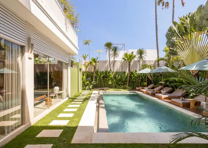 4br Villa, Private Pool, Walk To